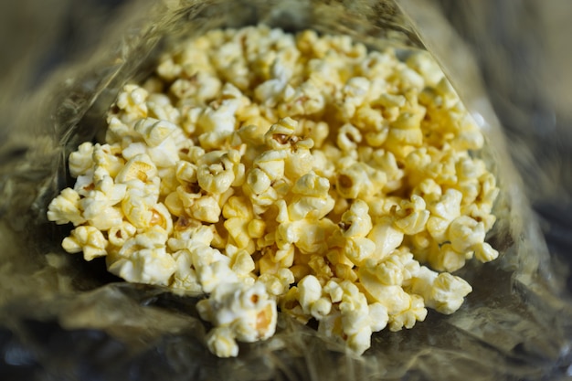 Pop-corn dans un sac en plastique comme arrière-plan.