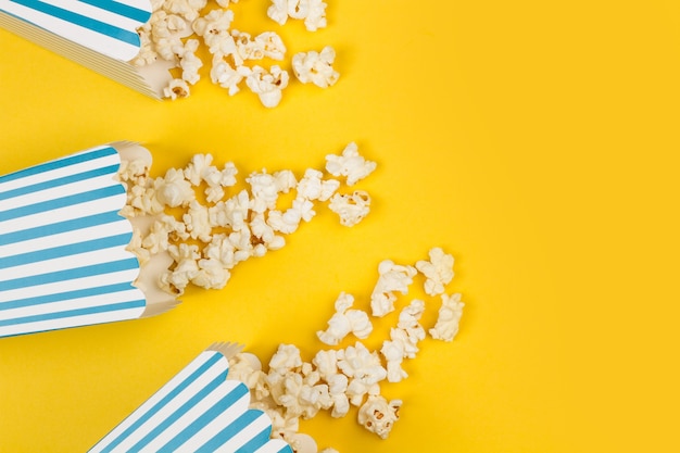 Pop-corn dans des seaux sur fond jaune