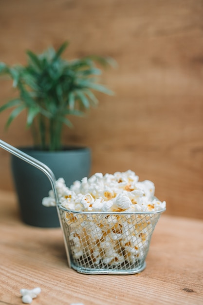 Pop corn dans une table en bois avec plante