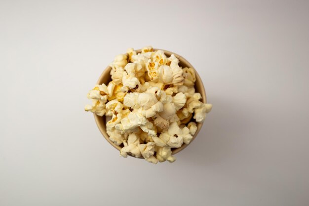 Pop-corn dans une tasse sur un fond blanc