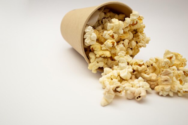 Pop-corn dans une tasse sur un fond blanc