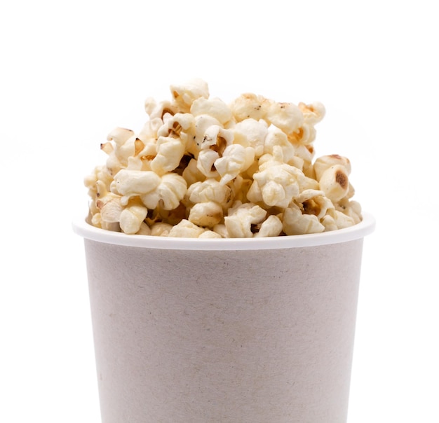 Photo pop-corn dans une tasse isolé sur fond blanc