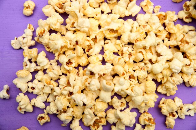 Photo pop-corn éparpillé sur un fond violet