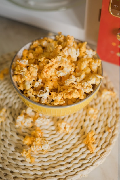 Le pop-corn est sorti du micro-ondes dans la cuisine.