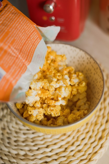 Le pop-corn est sorti du micro-ondes dans la cuisine.