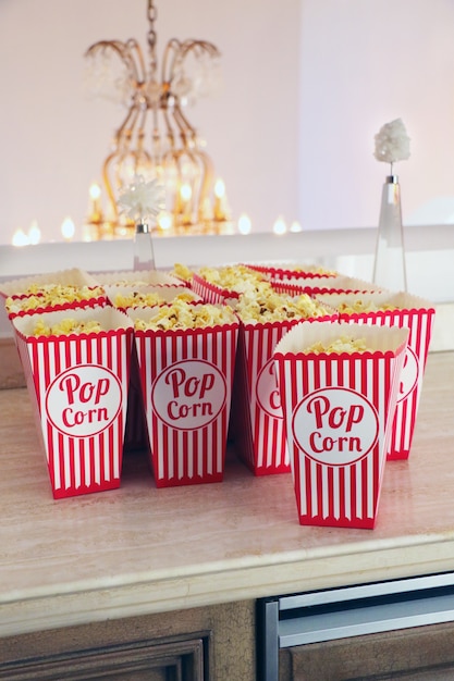 Photo le pop-corn est sur la table