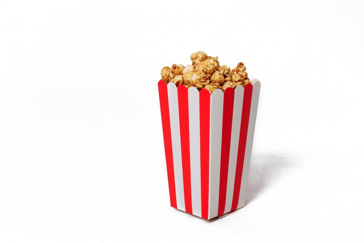 Pop-corn de film dans un seau rayé isolé