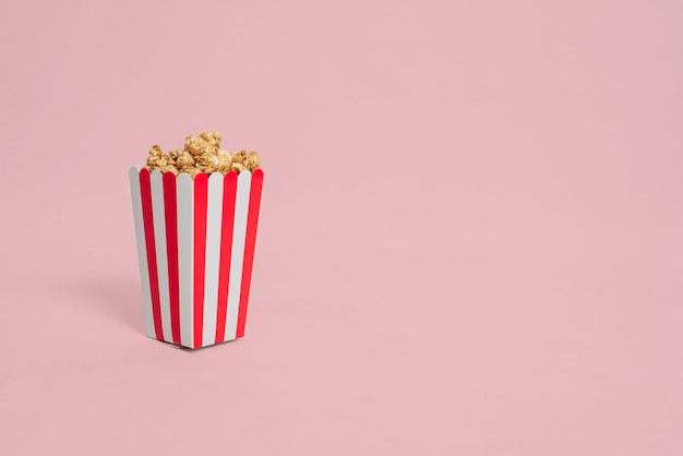 Pop-corn de film dans un seau rayé isolé