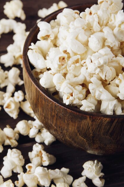 pop-corn sur un fond en bois