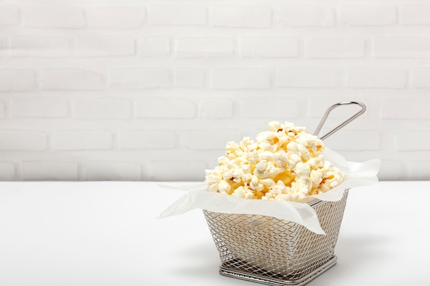 Pop-corn sur fond coloré