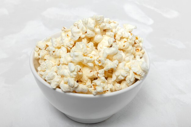 Pop-corn sur fond coloré