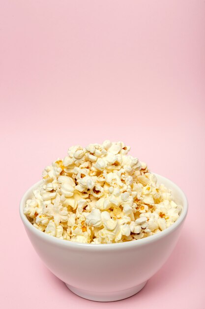 Pop-corn sur fond coloré