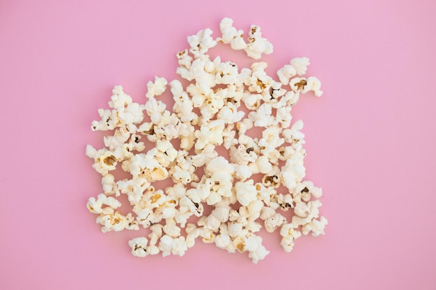 pop-corn sur fond rose