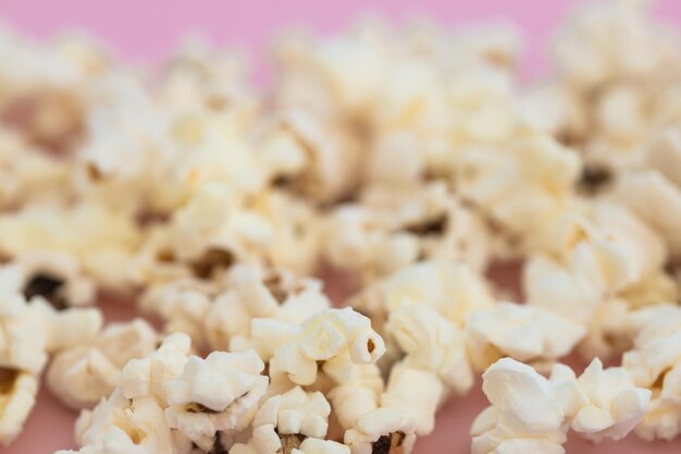 pop-corn sur fond rose