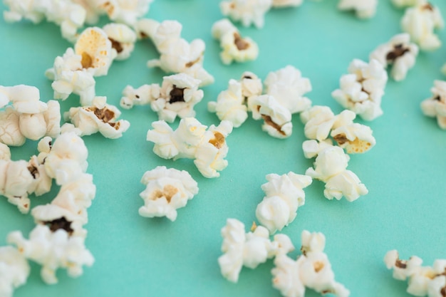 Pop-corn sur fond turquoise