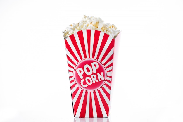 Pop-corn à l'intérieur de l'emballage rayé isolé