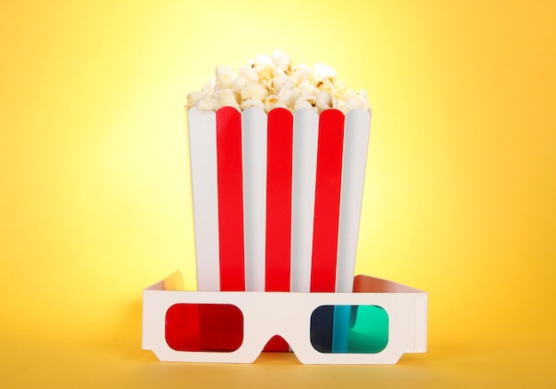 Pop-corn et lunettes 3D sur fond jaune