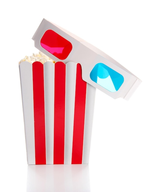 Pop-corn et lunettes 3D isolés sur blanc