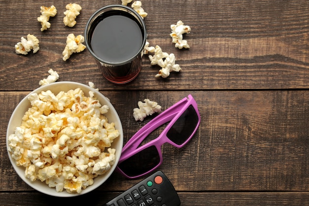 Pop-corn, Lunettes 3d Et Télécommande Tv Sur Un Fond En Bois Marron. Concept De Regarder Des Films à La Maison. Vue D'en-haut