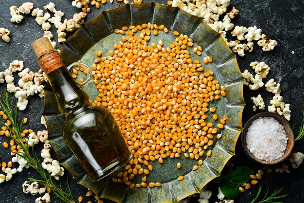 Pop-corn et maïs pour pop-corn sur la table de la cuisine. Vue de dessus.