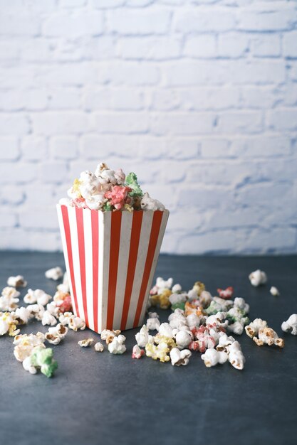 pop-corn renversé d'un récipient sur une table