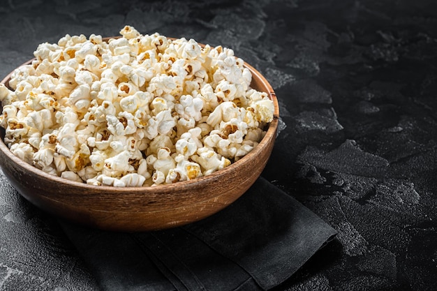 Pop-corn salé dans une assiette en bois Fond blanc Vue de dessus Espace de copie