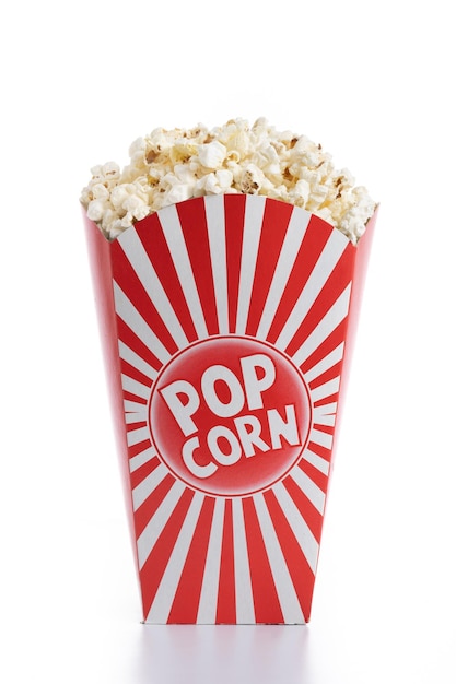 Pop-corn salé isolé sur fond blanc