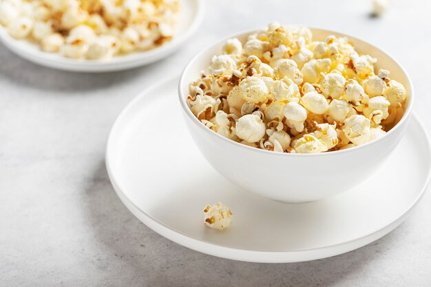 Pop-corn de sel dans le bol léger