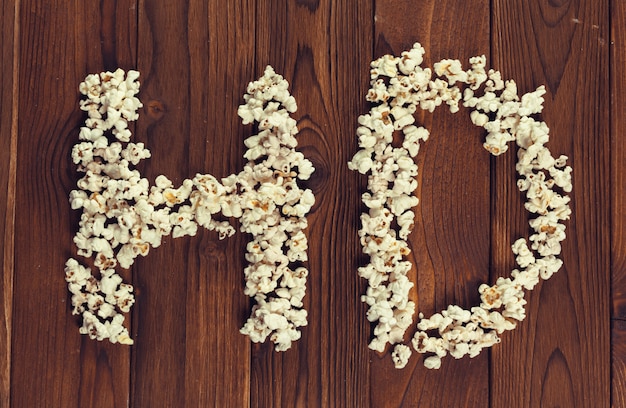 Pop-corn de sel sur la table en bois