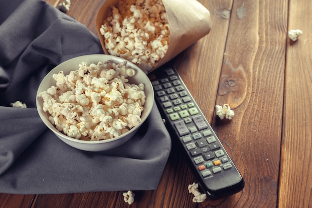 Pop-corn de sel sur la table en bois