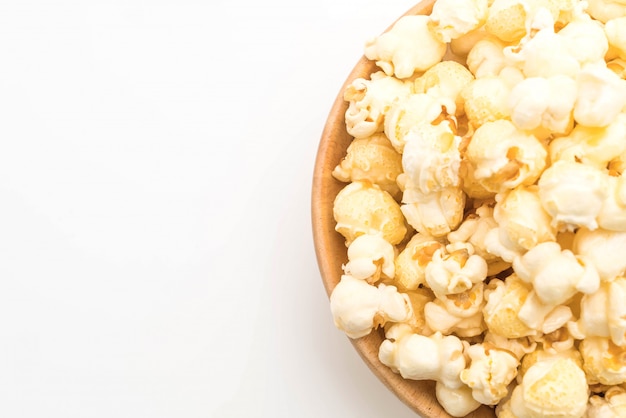 pop-corn sucré sur blanc