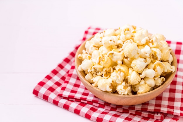 pop-corn sucré sur bois