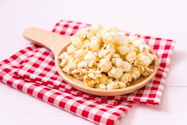 pop-corn sucré sur bois