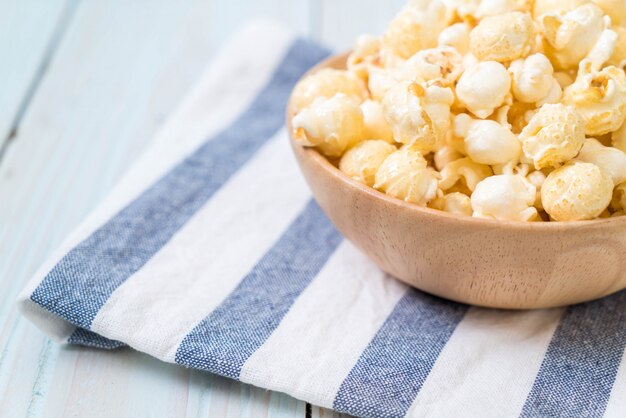 pop-corn sucré sur bois