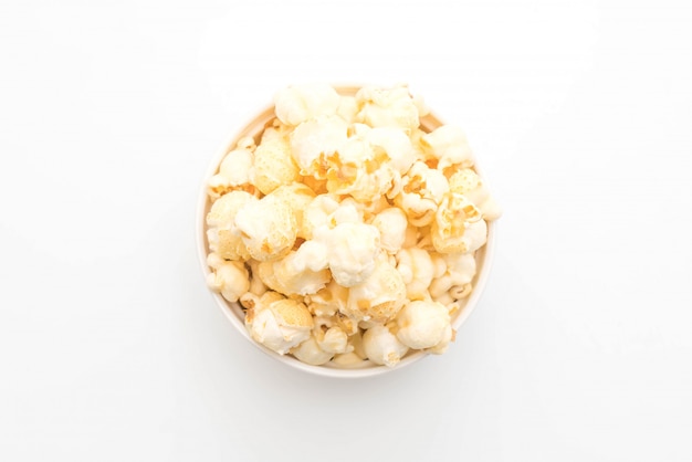 pop-corn sucré sur fond blanc