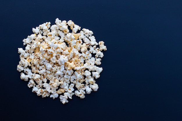 Pop-corn sur table