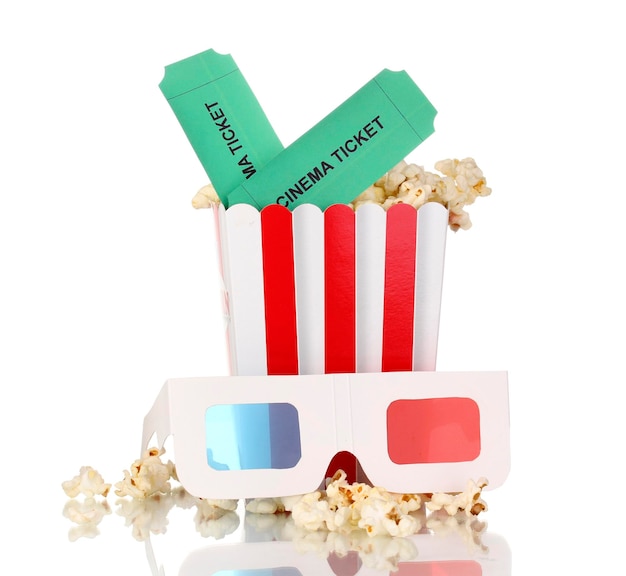 Pop-corn avec verres et billets isolés sur blanc