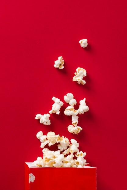 Photo pop-corn vue de dessus sur fond rouge