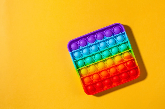 Vue De Dessus Du Nouveau Jouet Sensoriel - Arc-en-ciel Avec Des Trucs Pour  Enfants Sur Les Côtés - Crayons Et Peintures Multicolores. Jouet Anti-stress  Pour Enfant Et Adulte, Grande Bannière Avec Espace De Copie.