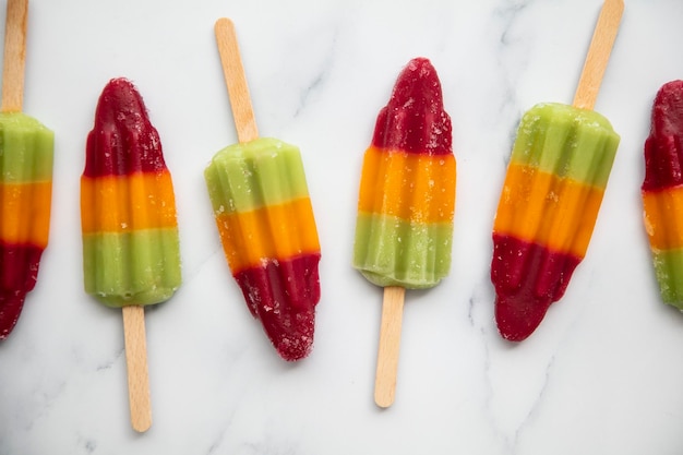 Popcicle de sucette glacée aux fruits d'été sur fond de marbre