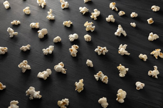 Popcorn alignés en motif sur fond noir