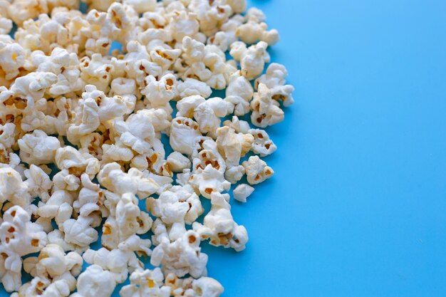 Popcorn sur bleu. Copier l'espace