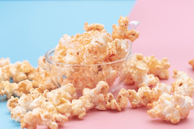 Popcorn dans un bol bleu et rose