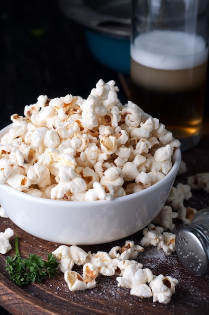 Popcorn dans un bol sur fond en bois