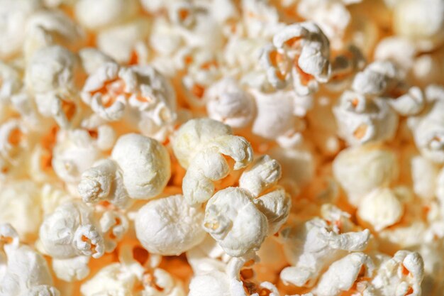 Popcorn avec du sel en gros plan sélectif