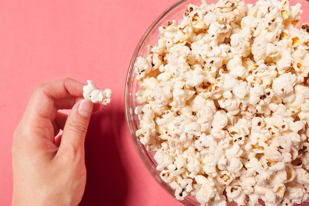 Popcorn sur fond de couleur