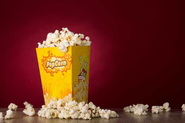 Popcorn isolé sur fond rouge