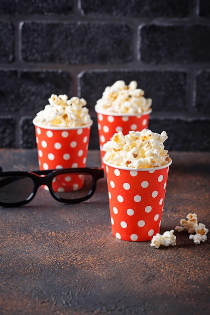 Popcorn Avec Des Lunettes 3d Sur Fond Sombre