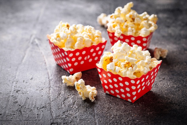 Photo popcorn en paquet de pois rouge