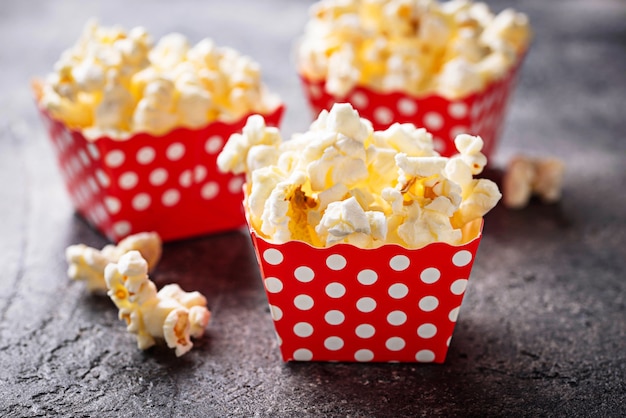 Popcorn en paquet de pois rouge